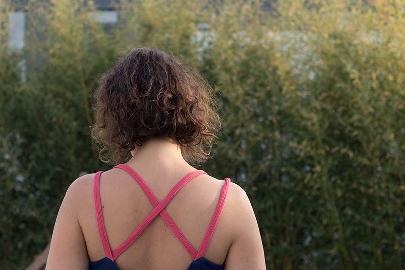 Le détail des bretelles croisées de ma robe centaurée asymétrique de Deer ans Doe - Avril sur un fil