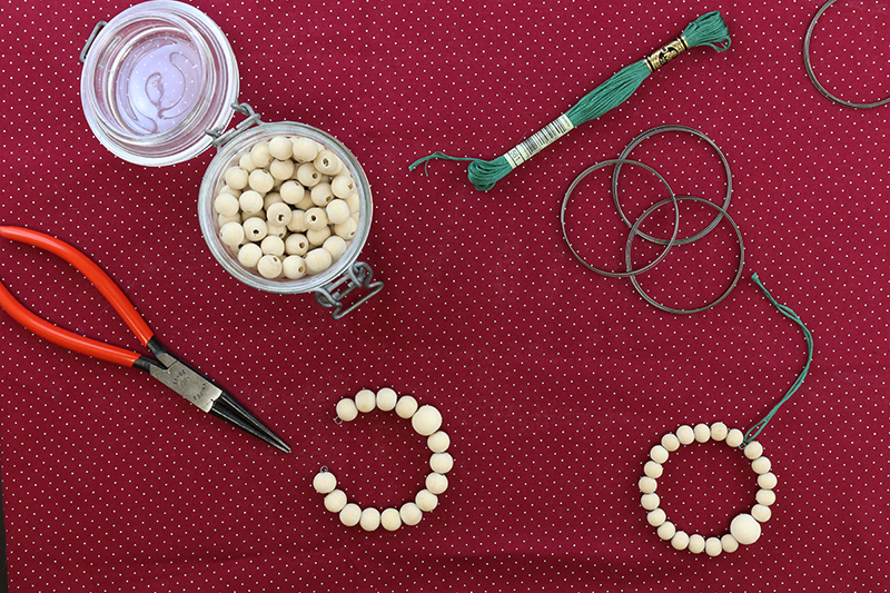 DIY : fabrique des suspsensions de Noël avec des perles de bois - Avril sur un fil