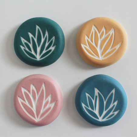 Idées cadeaux pour un noël plus éthique : magnet en porcelaine Sonia Oudry