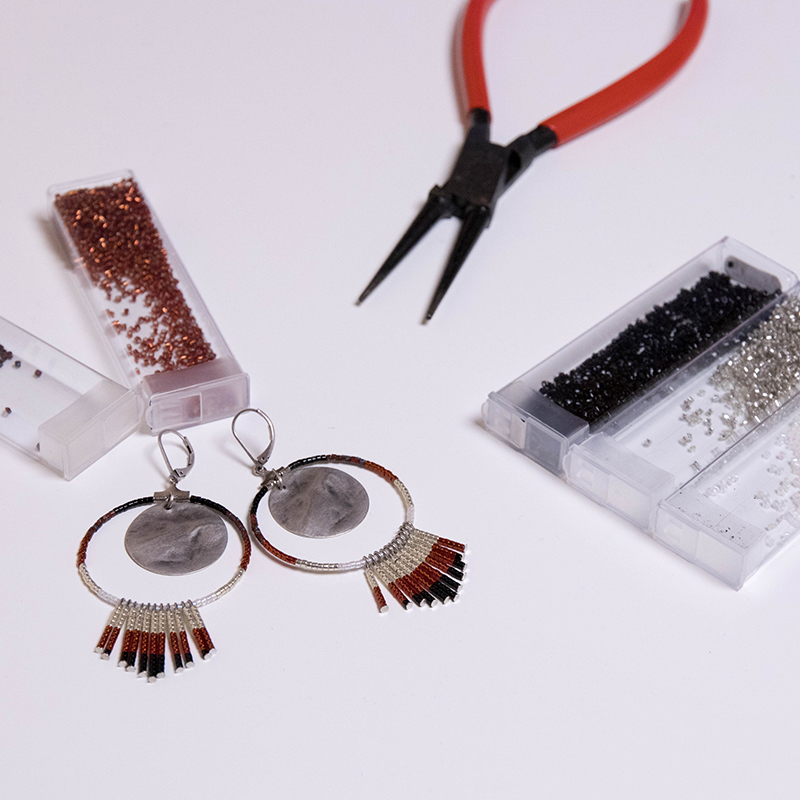 Atelier DIY bijoux : fabrique tes BO créoles bohème en perles Miyuki - Avril sur un fil