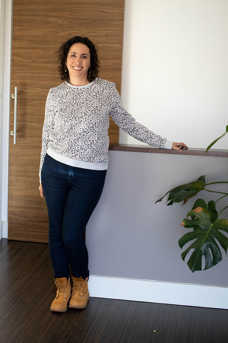 Look cousu main : jean safran de Deer and Doe et sweat Courcelles de Cozy Little World - Avril sur un fil